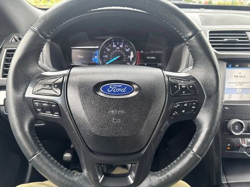 Used 2018 Ford Explorer XLT w/ Equipment Group 202A AWD/4WD image 16