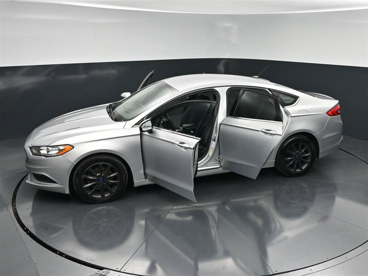 Used 2017 Ford Fusion SE w/ Fusion SE Technology Package FWD image 37