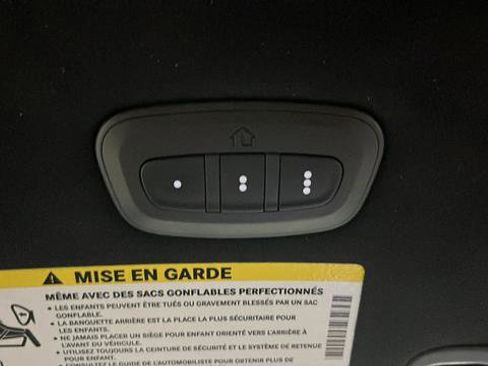 Used 2023 Chrysler Pacifica Pinnacle FWD image 32