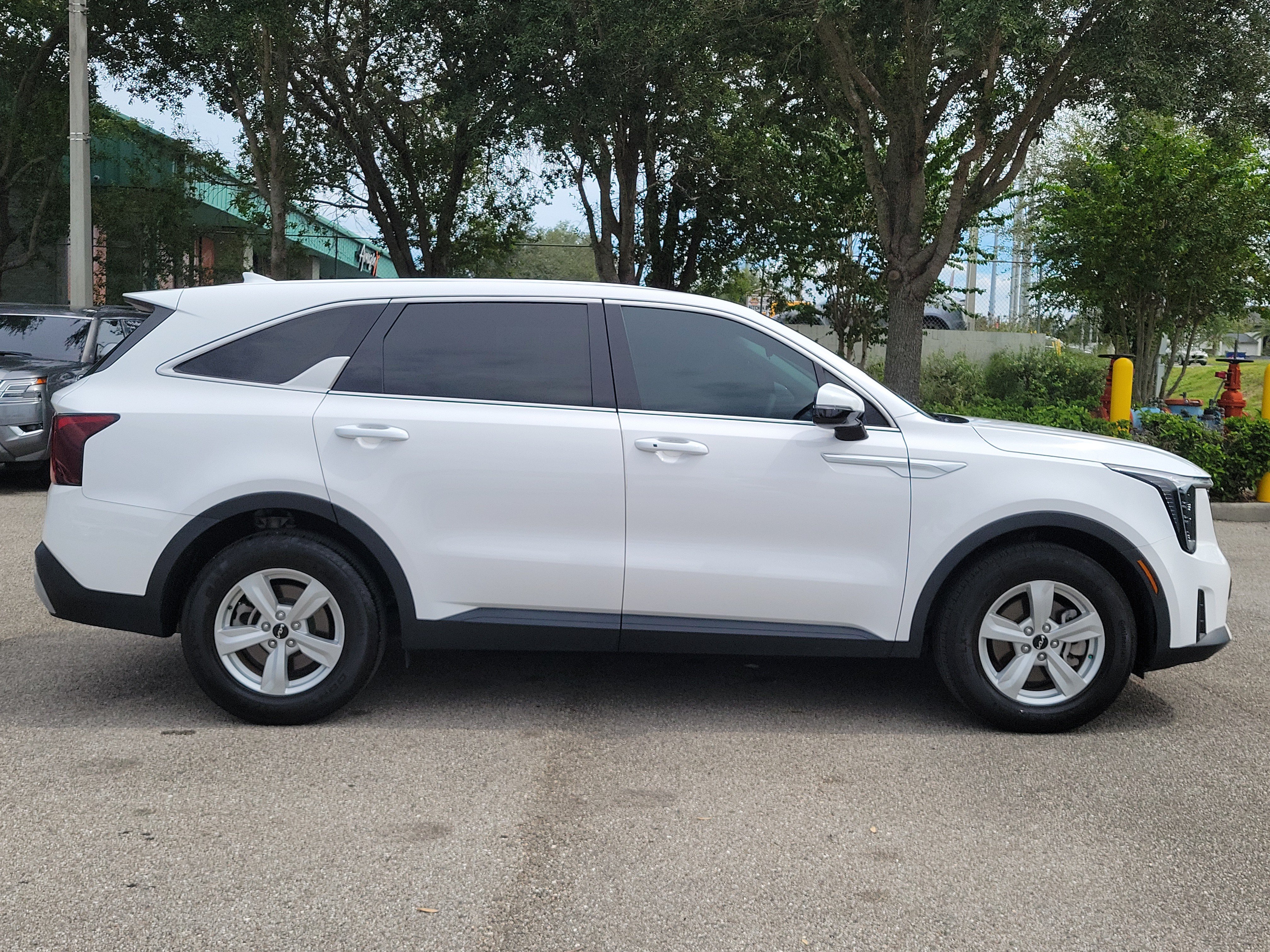 Used 2024 Kia Sorento LX FWD image 4