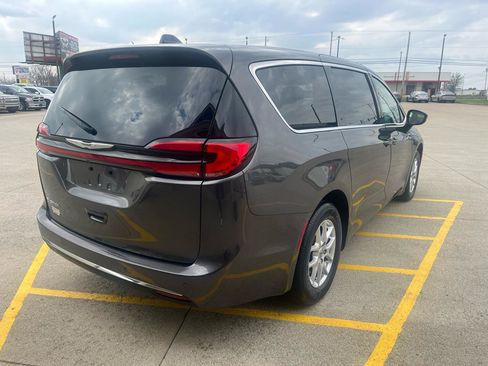 Used 2023 Chrysler Pacifica Touring-L FWD image 6