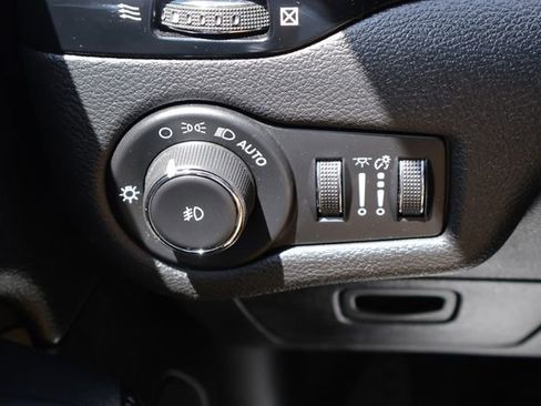 Used 2020 Jeep Cherokee Latitude Plus w/ Cold Weather Group AWD/4WD image 17