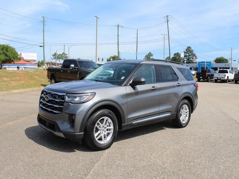 Used 2025 Ford Explorer Active w/ Active Comfort Package RWD image 2