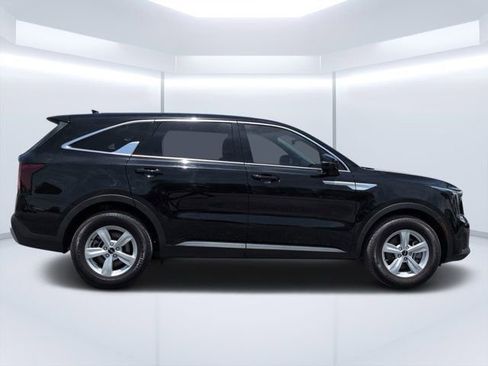 Used 2024 Kia Sorento LX FWD image 2