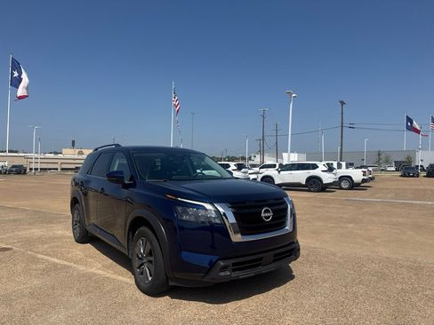 Certified 2025 Nissan Pathfinder SV FWD image 1