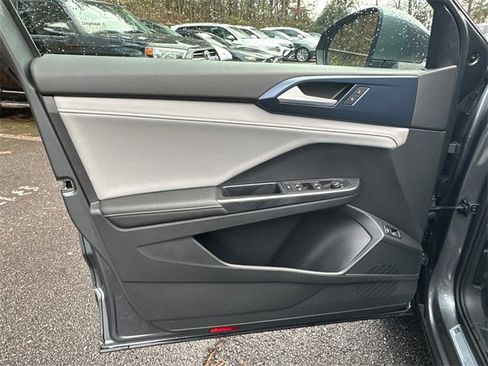 Certified 2024 Volkswagen Taos SE image 10