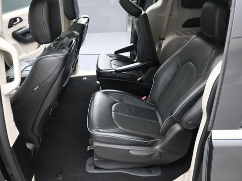 Used 2020 Chrysler Pacifica Limited FWD image 25