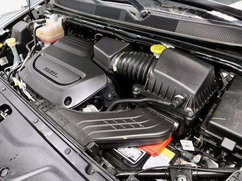 Used 2024 Chrysler Pacifica Touring-L image 16