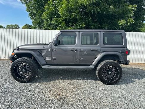 Used 2018 Jeep Wrangler Unlimited Sahara AWD/4WD image 2