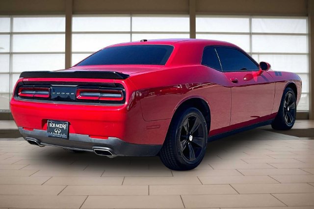 Used 2015 Dodge Challenger SXT RWD image 2