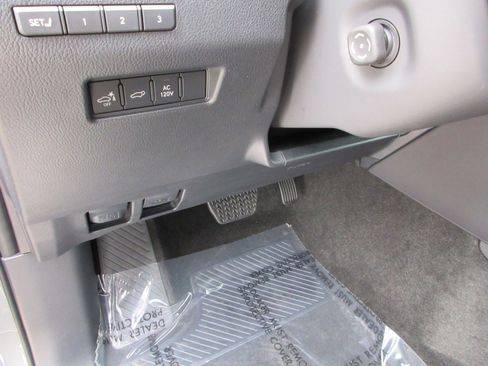 Used 2025 Lexus GX 550 w/ Accessory Package (Z1) image 33