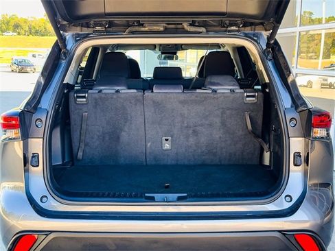 Used 2024 Toyota Highlander LE image 32