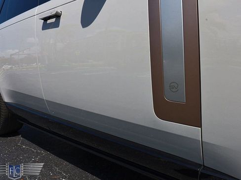 Used 2024 Land Rover Range Rover SV image 11