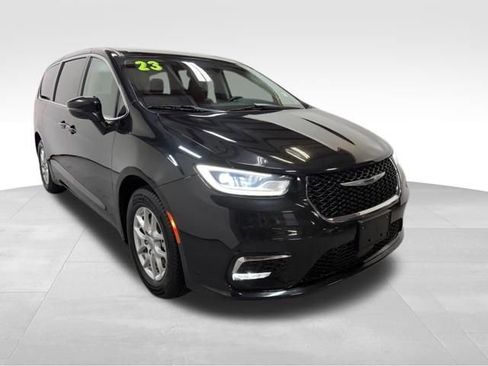 Used 2023 Chrysler Pacifica Touring-L FWD image 5