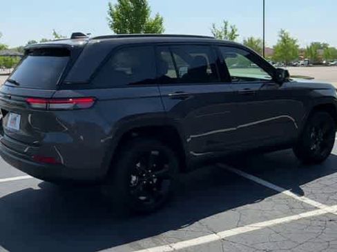 Used 2023 Jeep Grand Cherokee Altitude AWD/4WD image 8