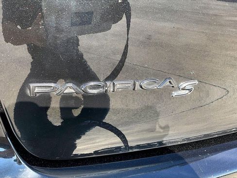 Used 2018 Chrysler Pacifica Touring-L w/ Premium Audio Group image 9