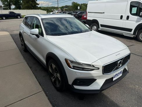 Used 2022 Volvo V60 T5 Cross Country AWD/4WD image 11