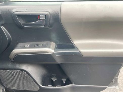 Used 2017 Toyota Tacoma SR5 w/ Tow Package AWD/4WD image 22
