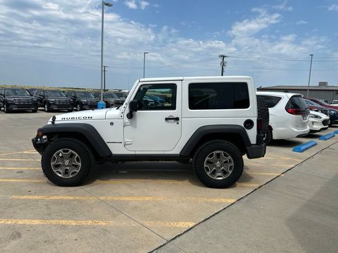 Used 2017 Jeep Wrangler Rubicon w/ Connectivity Group AWD/4WD image 4