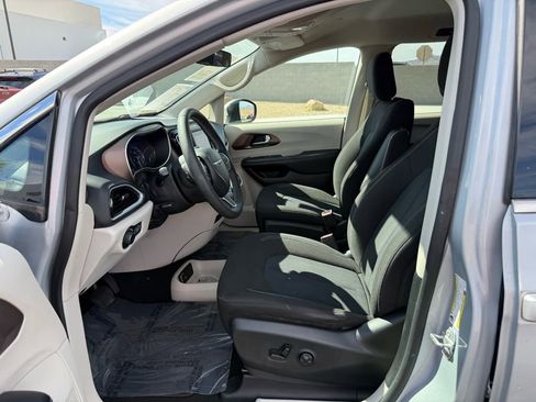 Used 2022 Chrysler Voyager LX image 11