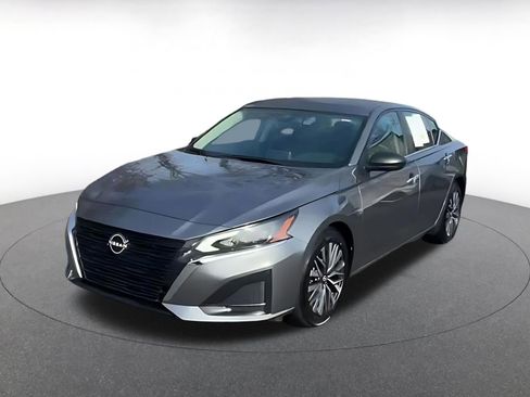 Used 2025 Nissan Altima 2.5 SV FWD image 7