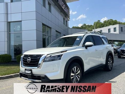 Certified 2024 Nissan Pathfinder SL AWD/4WD image 1
