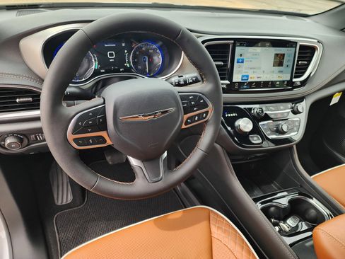 New 2026 Chrysler Pacifica Pinnacle FWD image 2