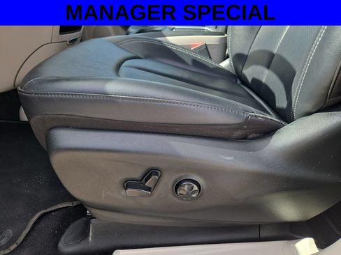 Used 2024 Chrysler Pacifica Touring-L FWD image 17