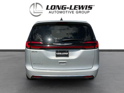 Used 2024 Chrysler Pacifica Touring-L FWD image 5