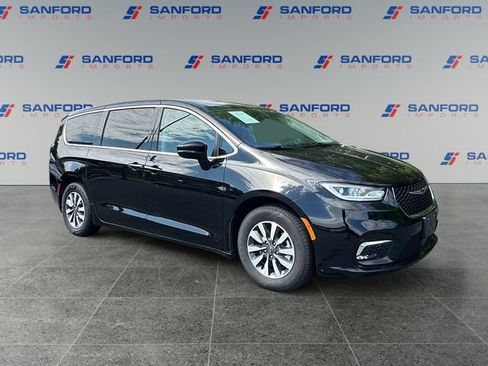 Used 2024 Chrysler Pacifica Limited FWD image 7