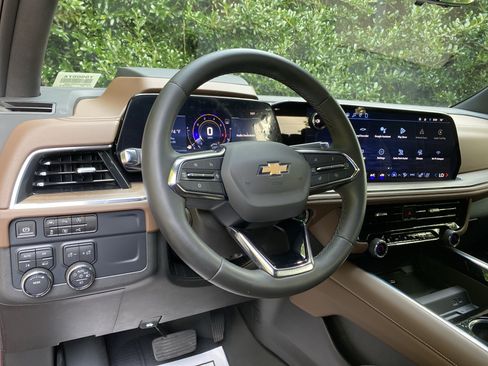 Used 2025 Chevrolet Tahoe High Country AWD/4WD image 17