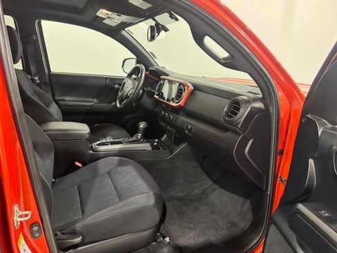 Used 2016 Toyota Tacoma TRD Sport AWD/4WD image 23