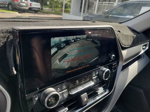 Used 2024 Toyota Highlander XLE FWD image 31
