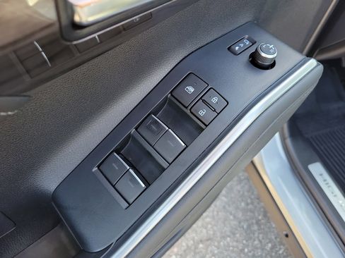 Used 2024 Toyota Highlander Limited image 22