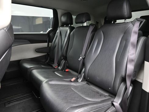 Used 2024 Kia Carnival LX image 17