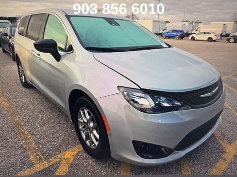 Used 2024 Chrysler Voyager LX image 5