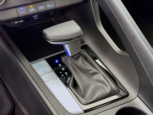 Used 2025 Hyundai Elantra SE image 18