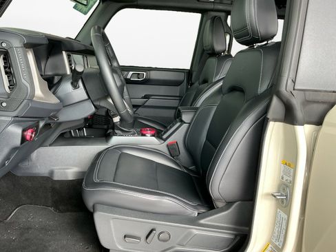 Used 2025 Ford Bronco Outer Banks AWD/4WD image 11