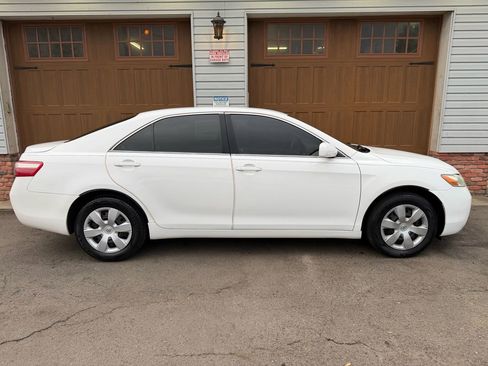 Used 2009 Toyota Camry LE FWD image 2