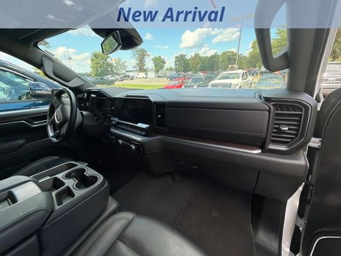 Used 2025 GMC Sierra 1500 SLT AWD/4WD image 3