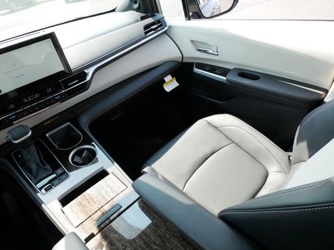 Used 2026 Toyota Sienna Limited FWD image 11