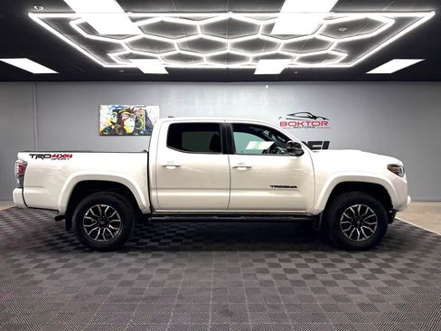 Used 2020 Toyota Tacoma TRD Sport w/ Technology Package AWD/4WD image 17