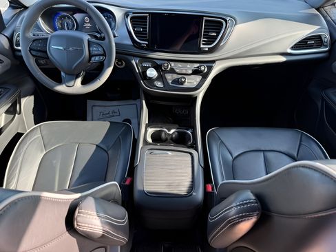 Used 2025 Chrysler Pacifica Limited FWD image 15