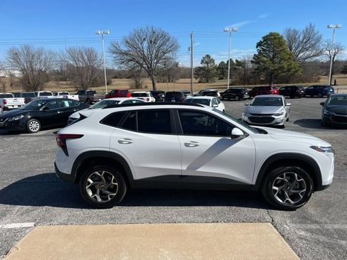 Used 2025 Chevrolet Trax LT w/ LT Convenience Package image 5