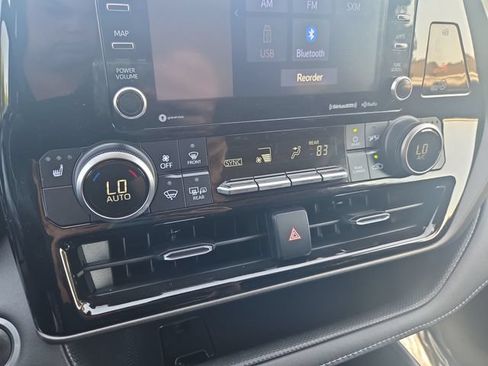 Used 2021 Toyota Highlander XLE AWD/4WD image 25
