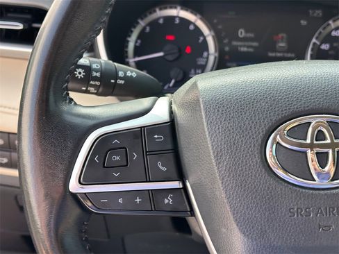 Used 2023 Toyota Highlander XLE image 16