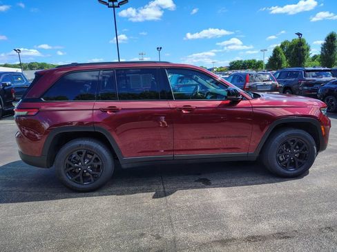 Used 2025 Jeep Grand Cherokee Altitude AWD/4WD image 3