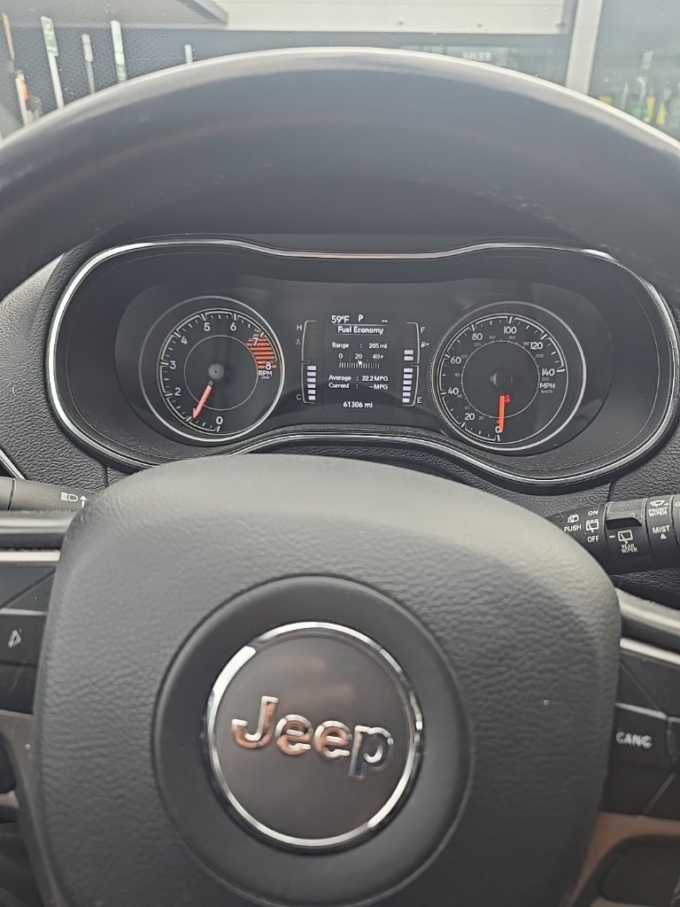 Used 2019 Jeep Cherokee Latitude Plus w/ Cold Weather Group AWD/4WD image 5