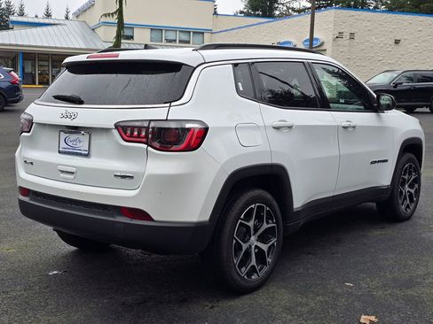 Used 2024 Jeep Compass Latitude image 25