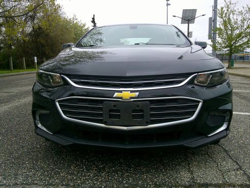 Used 2017 Chevrolet Malibu LT w/ Leather Package FWD image 4